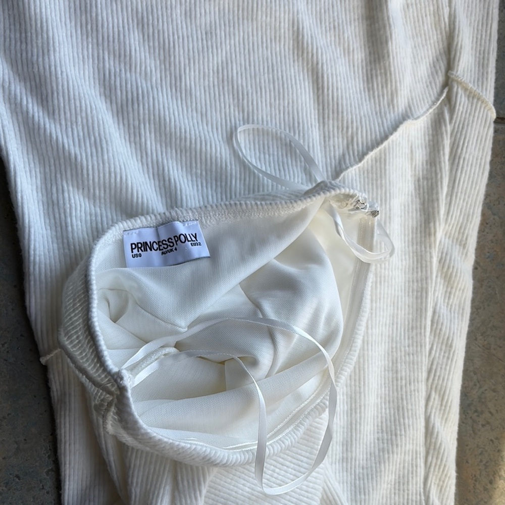 Princess Polly white knit body con dress. Size 0 - Picture 6 of 6